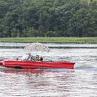 Skurilles Wasserfahrzeug auf dem Jabelschen See (Müritz)