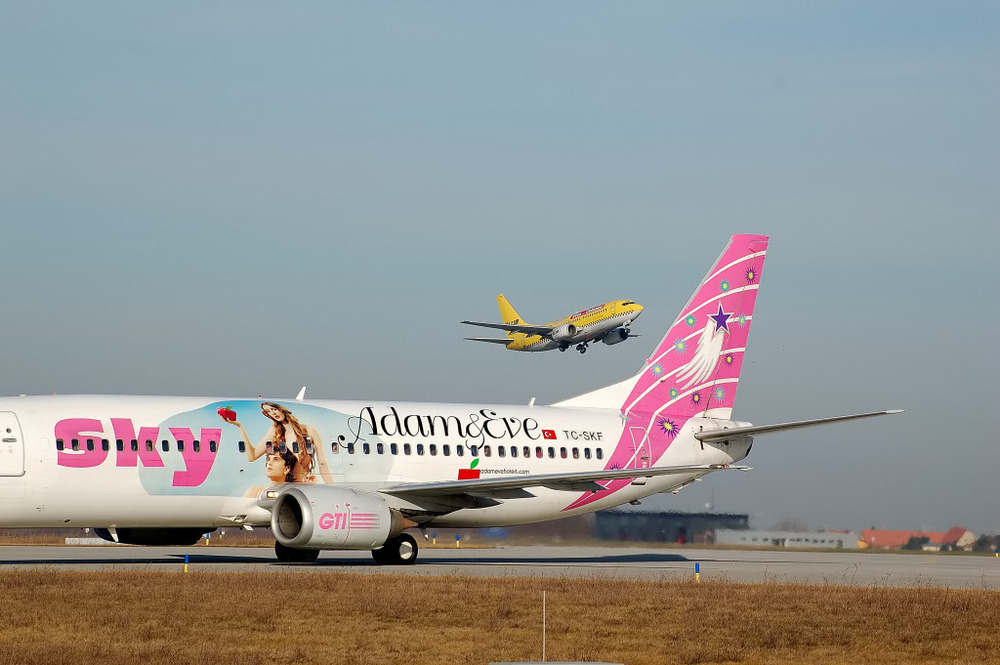 -=SKY Airlines=- ADAM & EVE - Boeing 737-4Q8 (TC-SKF) und Hapag Lloyd Express Boeing 737-75B (D-AGEN