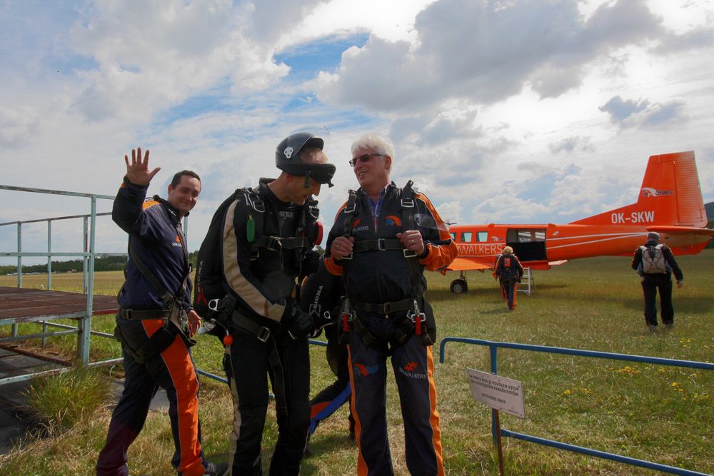 Sky diving-free fall from 4200m Höhe