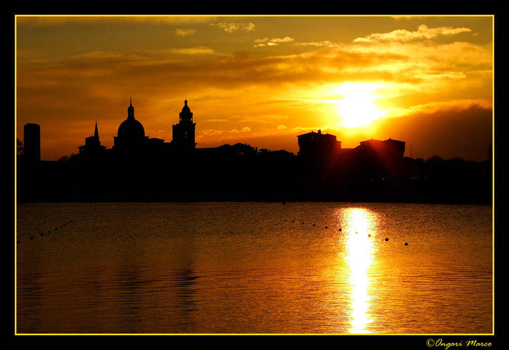 Sky line al tramonto