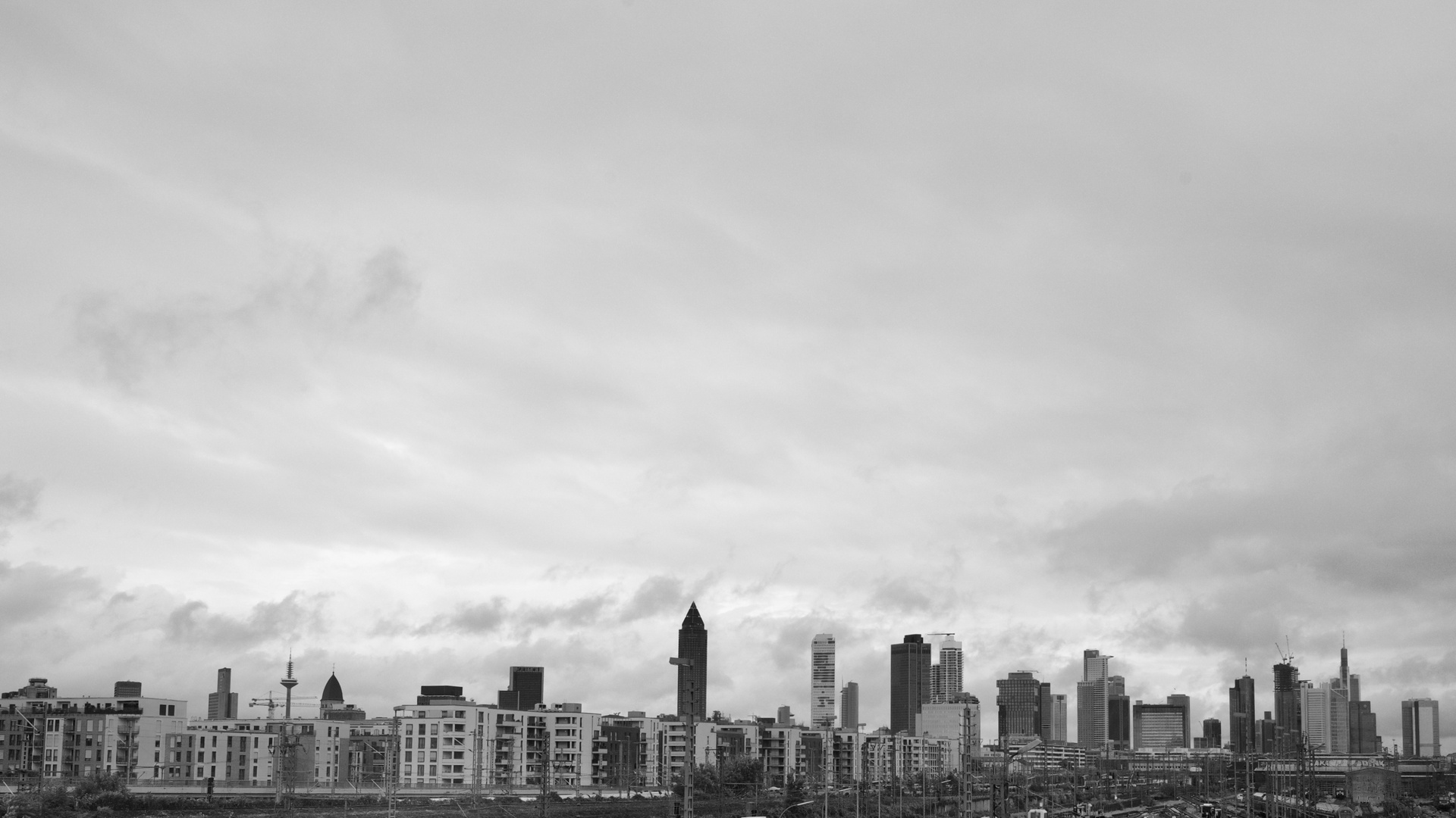 Sky Line Frankfurt/Main, Einfahrt in den Hauptbahnhof