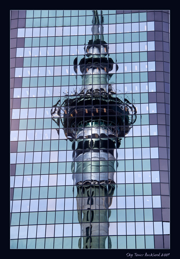 Sky Tower Auckland (gespiegelt)