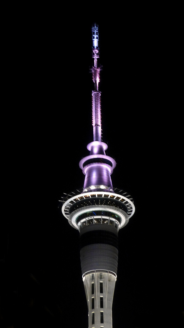 Sky Tower bei Nacht