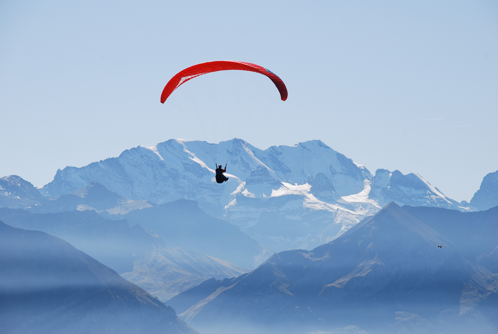 Skydancer vor Bergkulisse