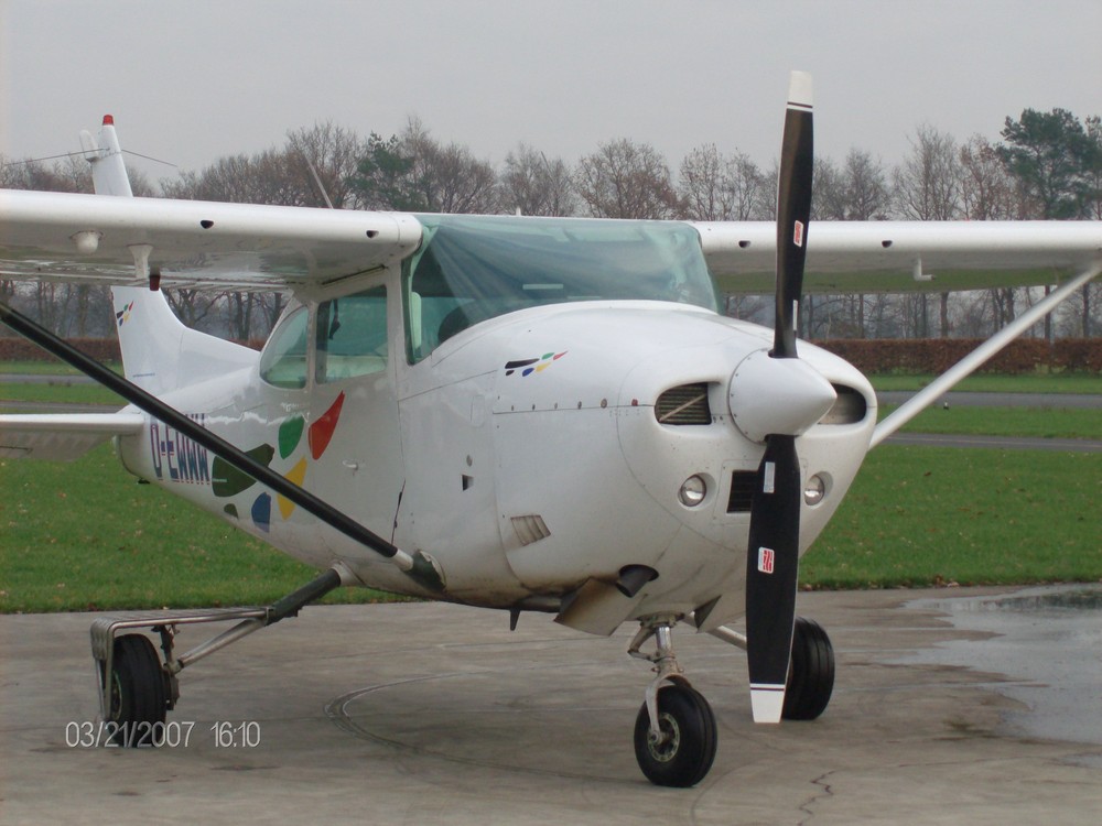 Skyhawk auf dem Flugplatz Felde