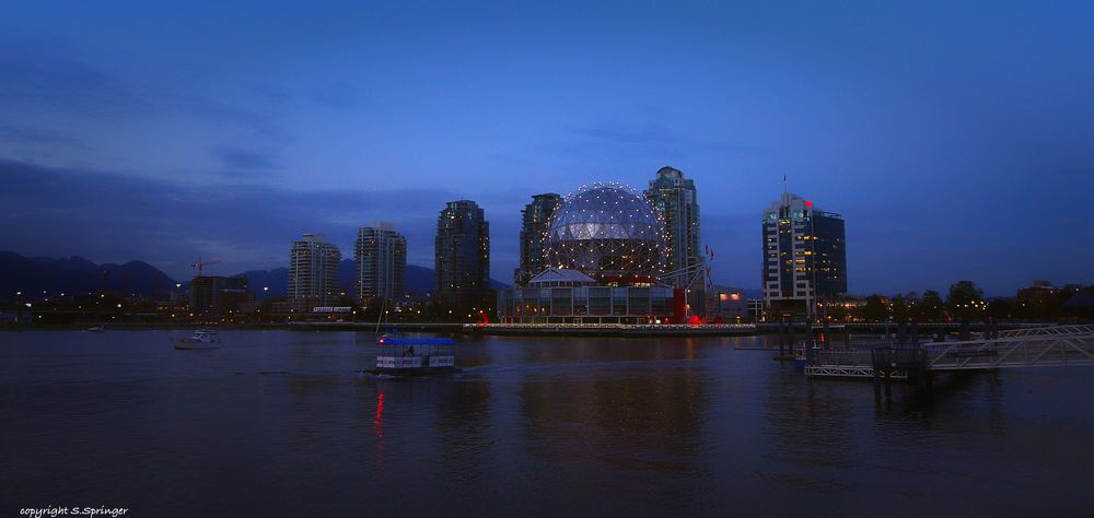 Skyline am Abend mit Blick auf das Telus Science World....