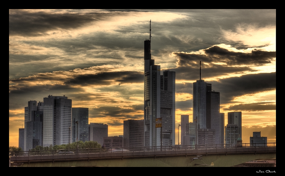 Skyline auf der Brücke