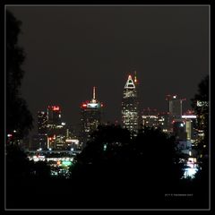 Skyline bei Nacht aus 11 km Entfernung