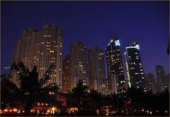 SKYLINE BEI NACHT AUS DEM AUTO