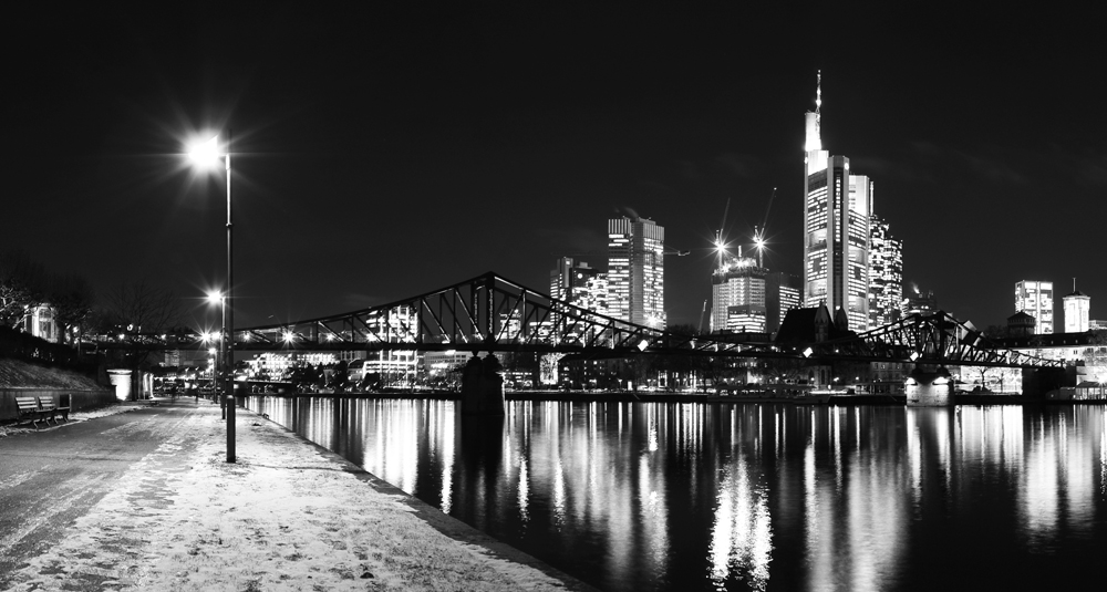 Skyline bei Nacht im Schnee