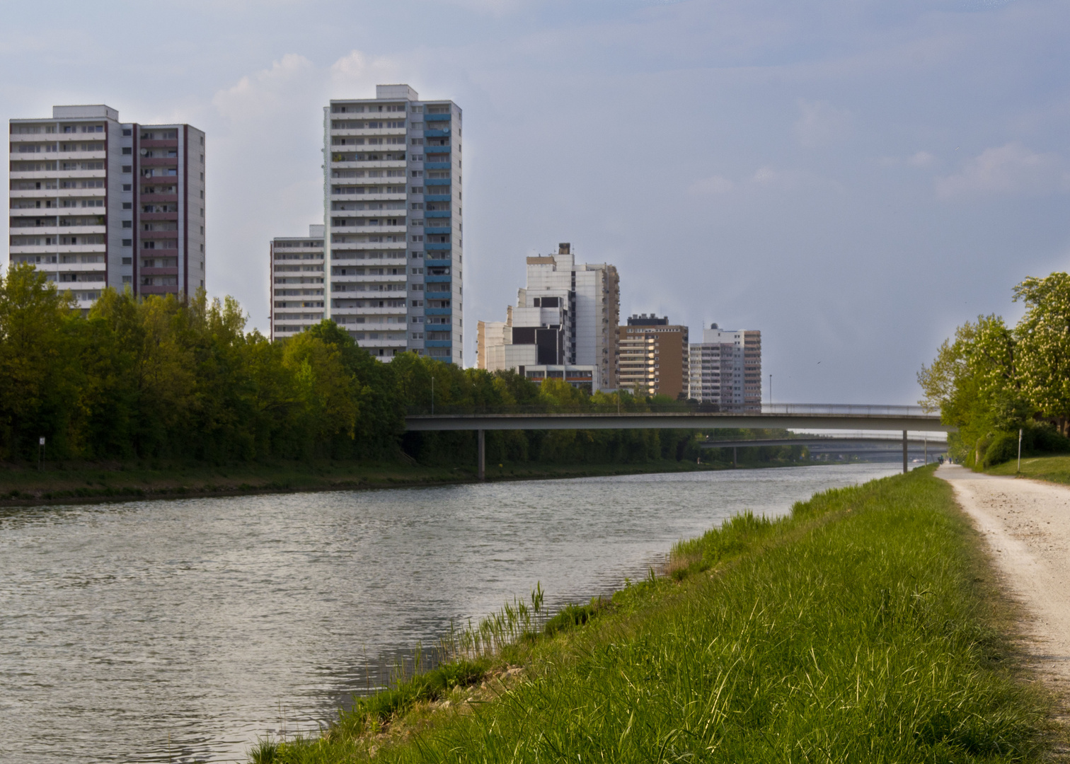 Skyline Büchenbach mit Kanal