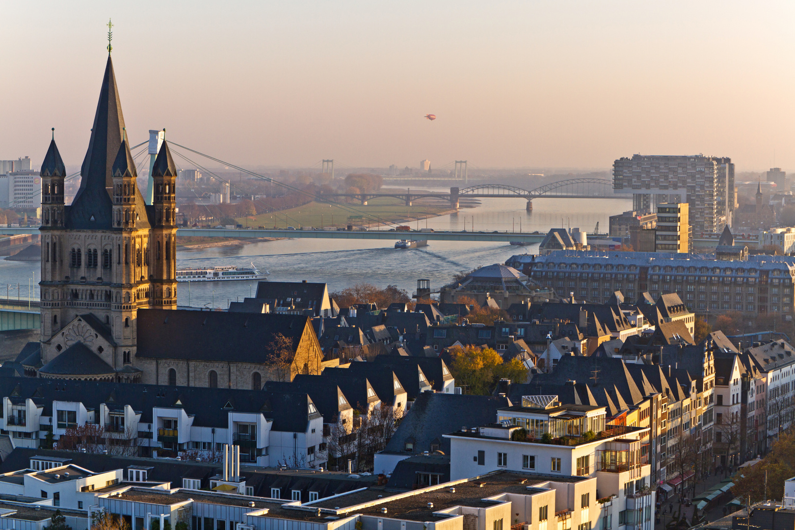 Skyline der Kölner Altstadt und Rheinauhafen