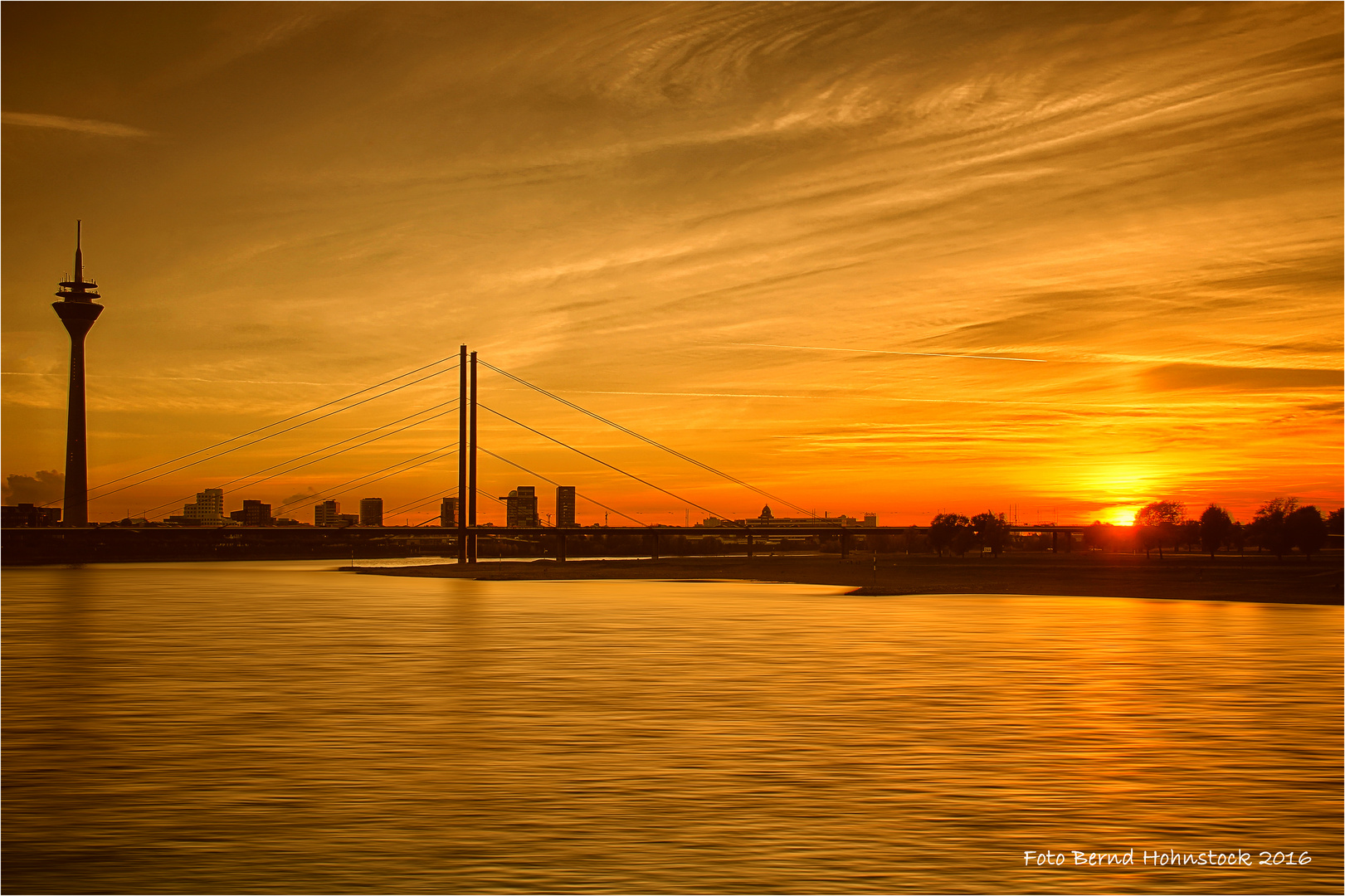 Skyline der Landeshauptstadt von NRW ...