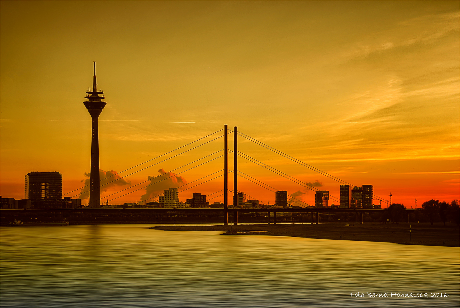 Skyline der Landeshauptstadt von NRW Foto & Bild | skyline, brücke
