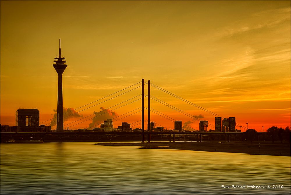 Skyline der Landeshauptstadt von NRW ...