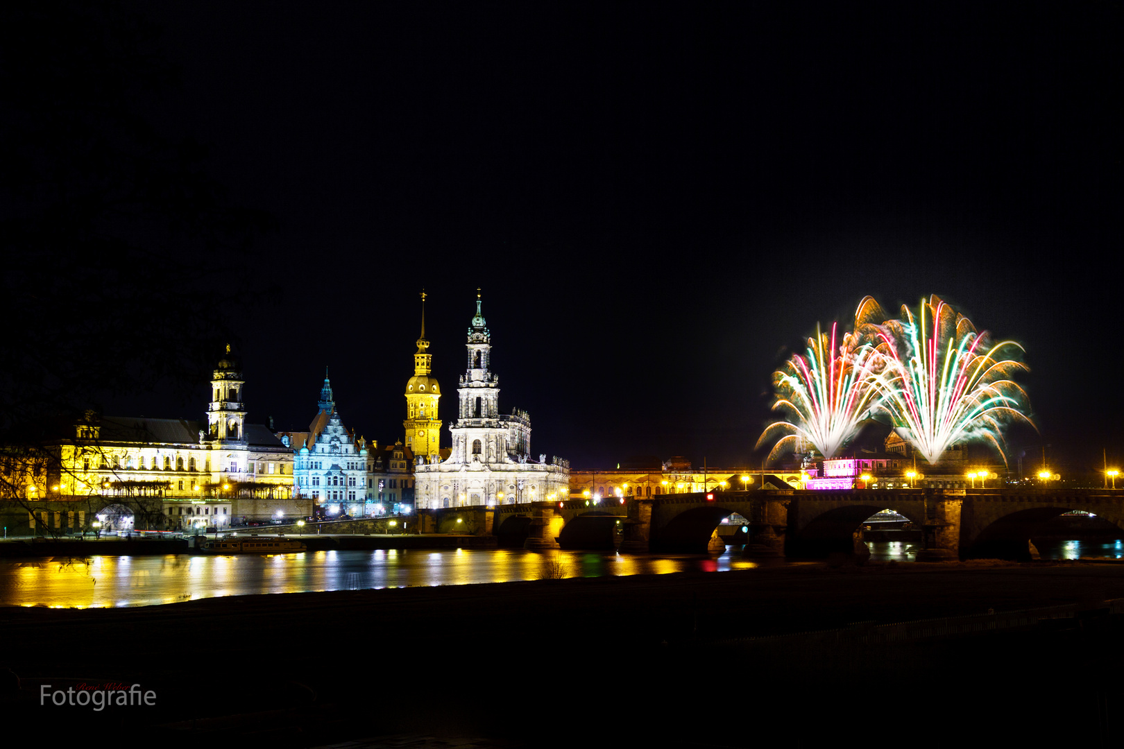 Skyline Dresden mit Feuerwerk vom Semperopernball 2016