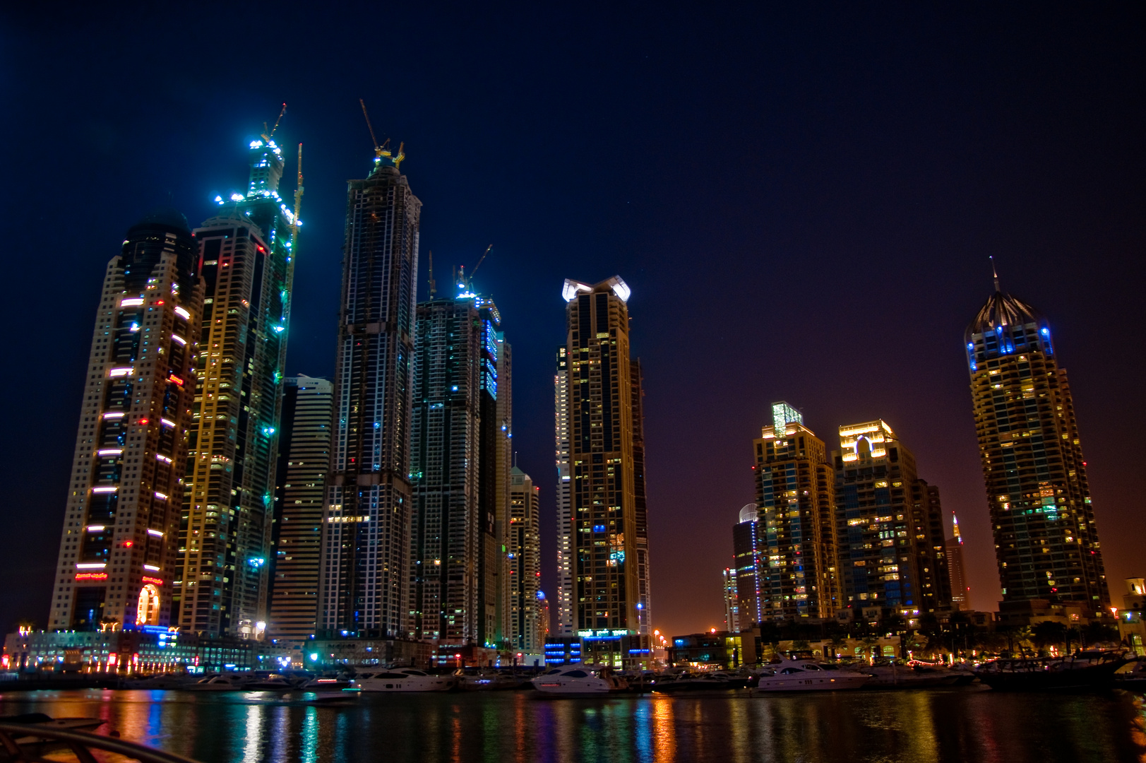 Skyline Dubai Marina bei Nacht