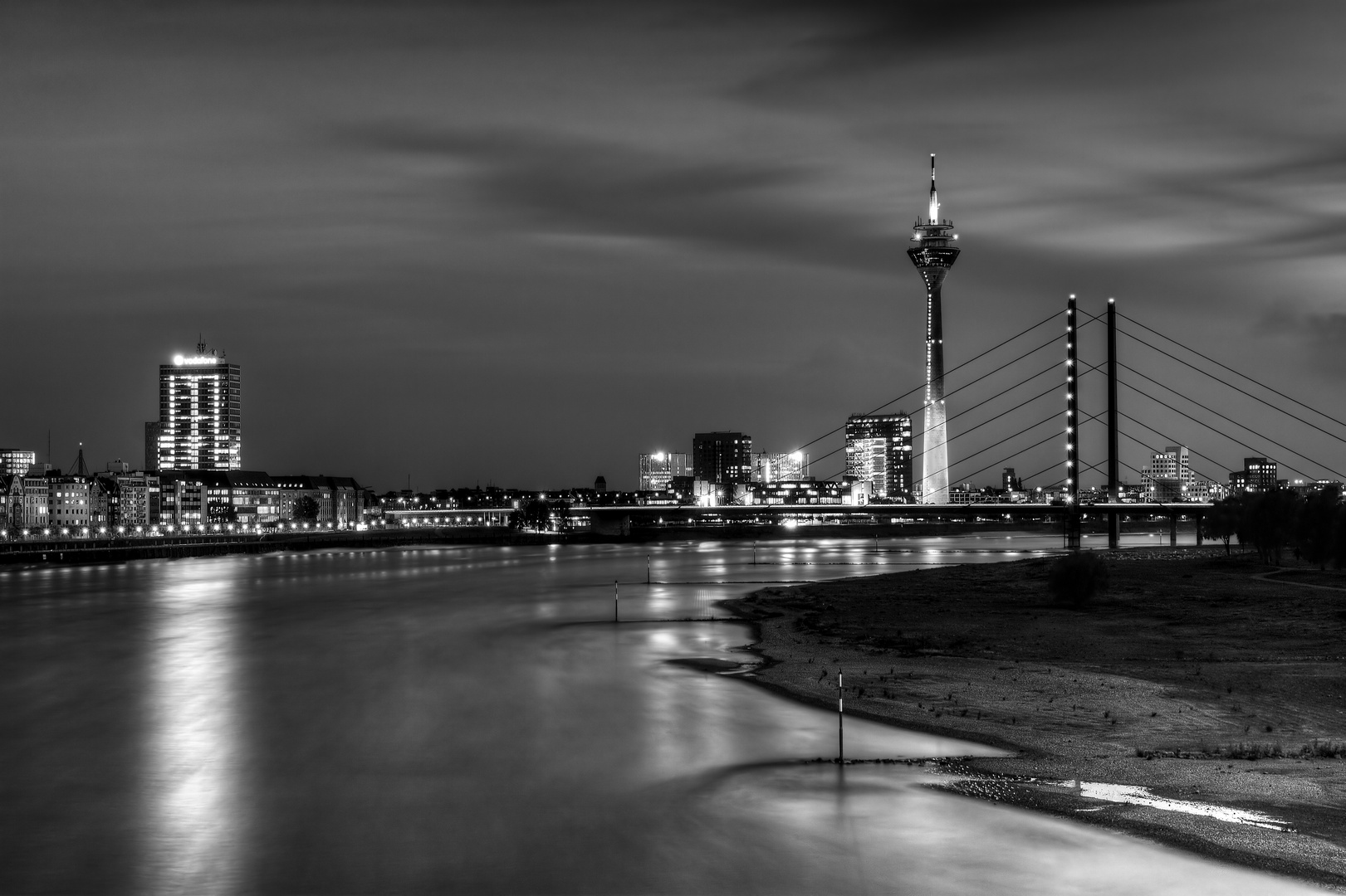 [ ... skyline düsseldorf ]