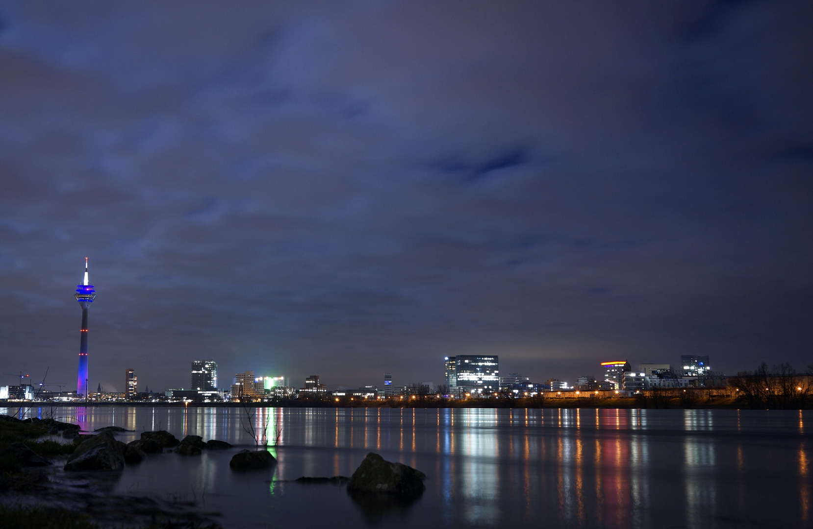 Skyline Düsseldorf bei Nacht