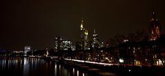 Skyline FFM - Nachts bei diesigem Wetter