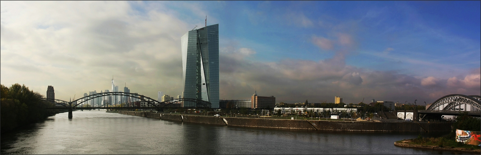 * Skyline Frankfurt *