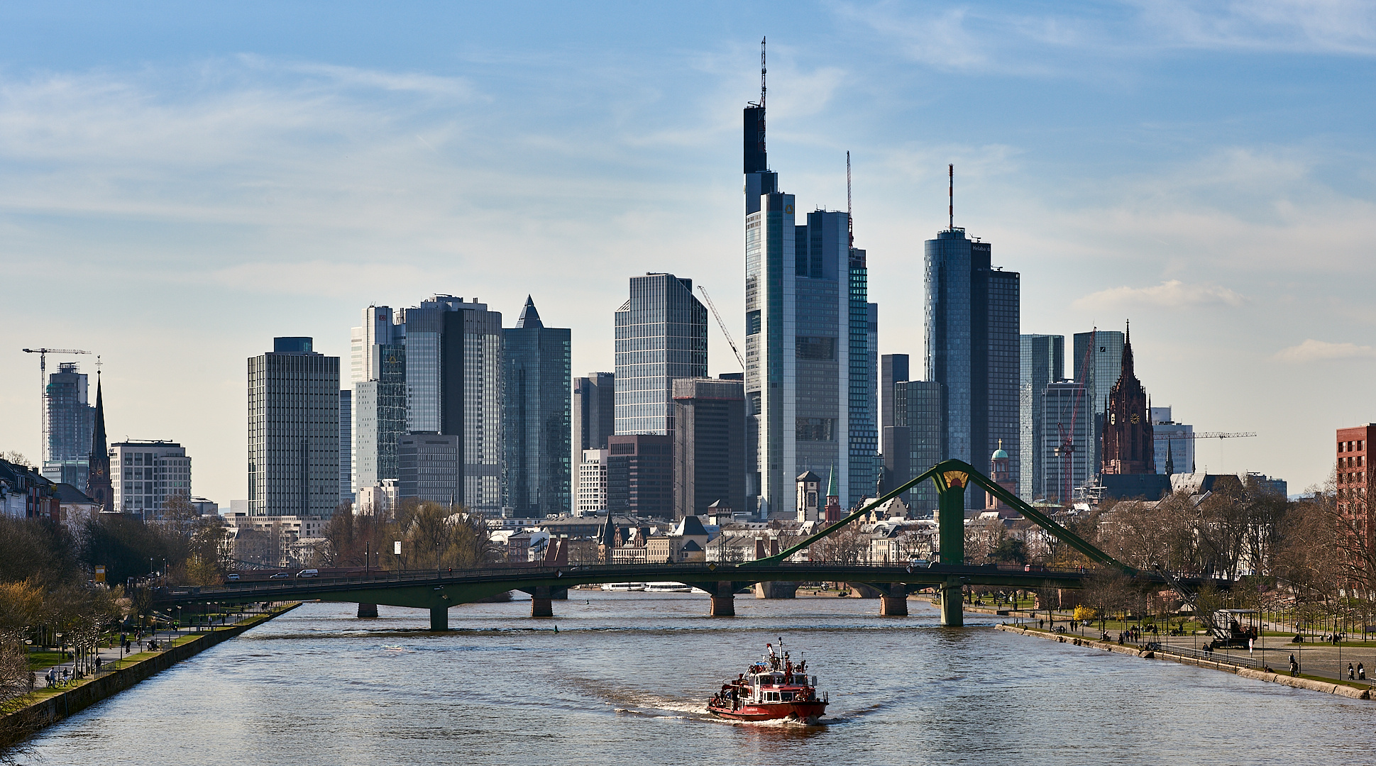 Skyline Frankfurt am Main, aufgenommen von der Deutschherrnbrücke im Stadtteil Ostend,...