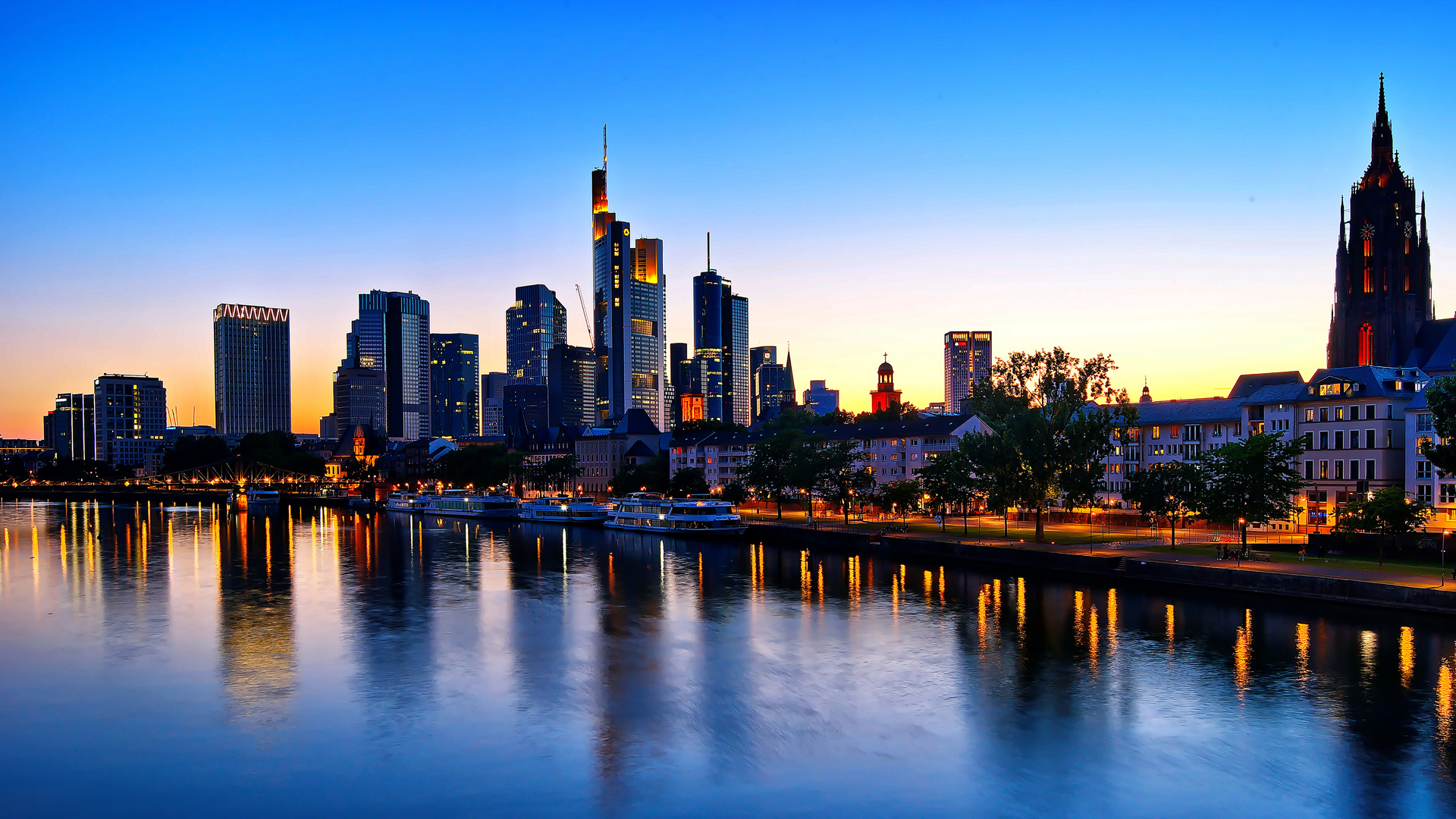 Skyline Frankfurt am Main in der blauen Stunde am Abend