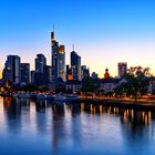 Skyline Frankfurt am Main in der blauen Stunde am Abend