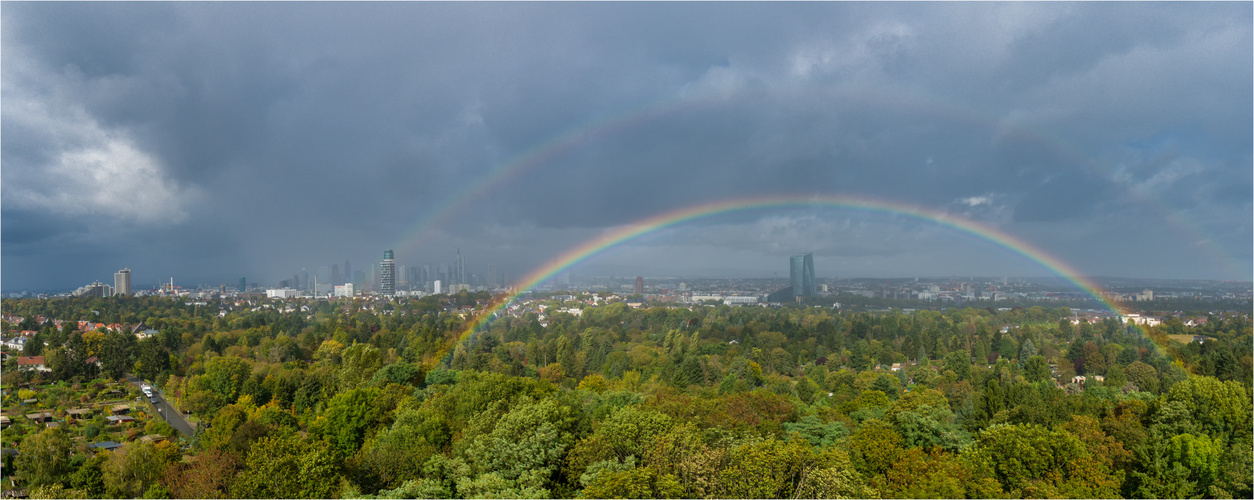 Skyline -Frankfurt am Main mit Regenbogen