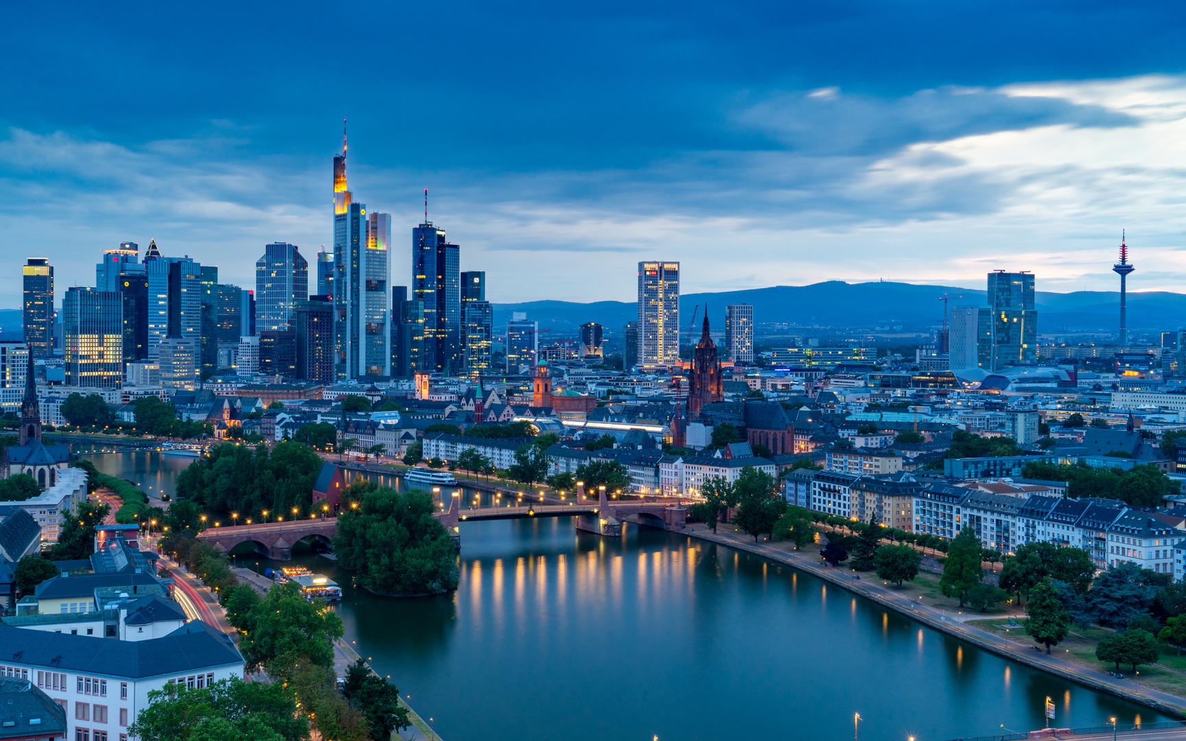 Skyline Frankfurt am Main zur blauen Stunde