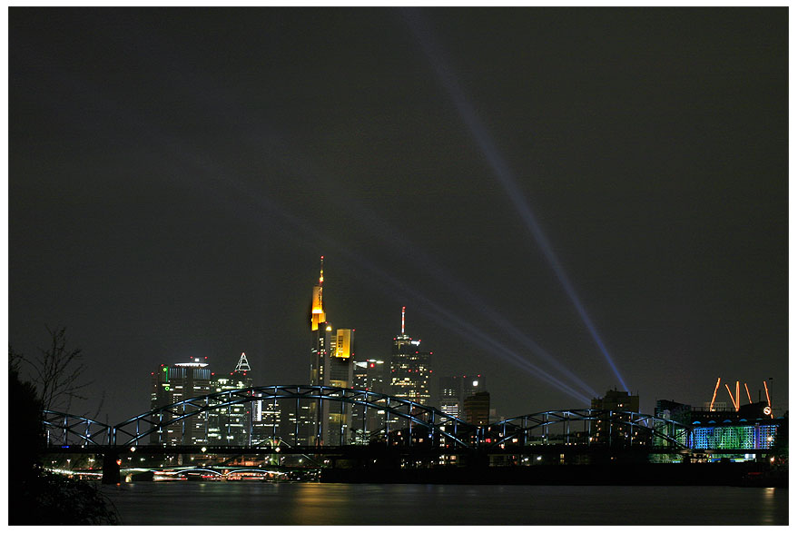 Skyline Frankfurt bei Dunkelheit