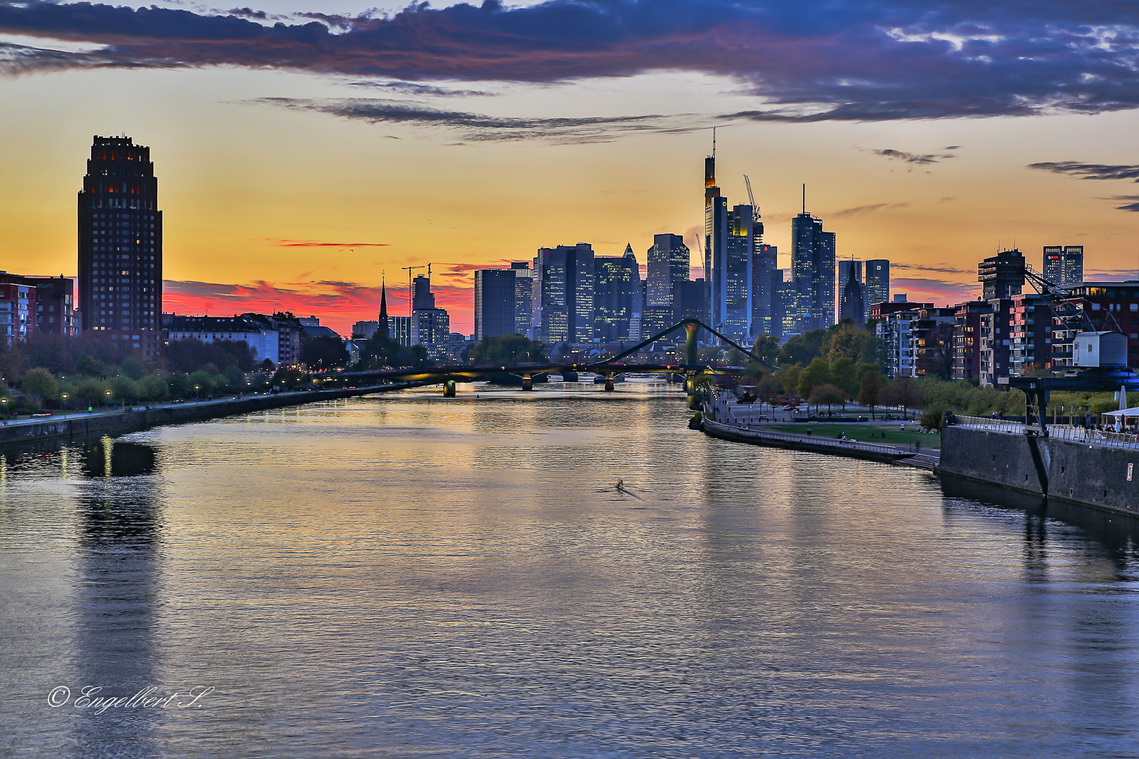 Skyline Frankfurt bei Sonnenuntergang