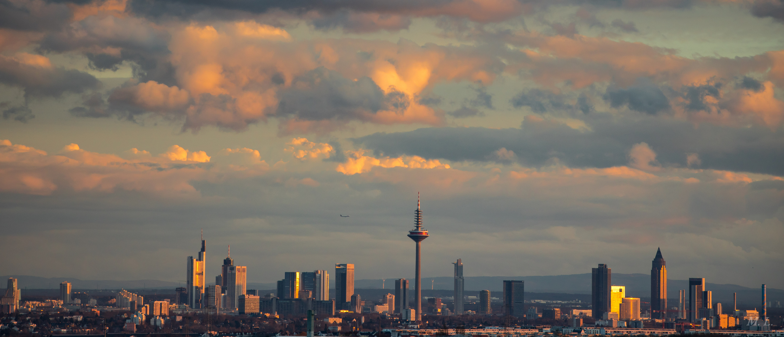 Skyline Frankfurt im Licht der untergehenden Sonne