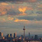 Skyline Frankfurt im Licht der untergehenden Sonne