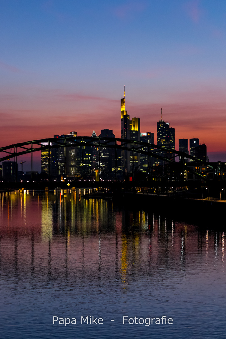 Skyline Frankfurt in der blauen Stunde