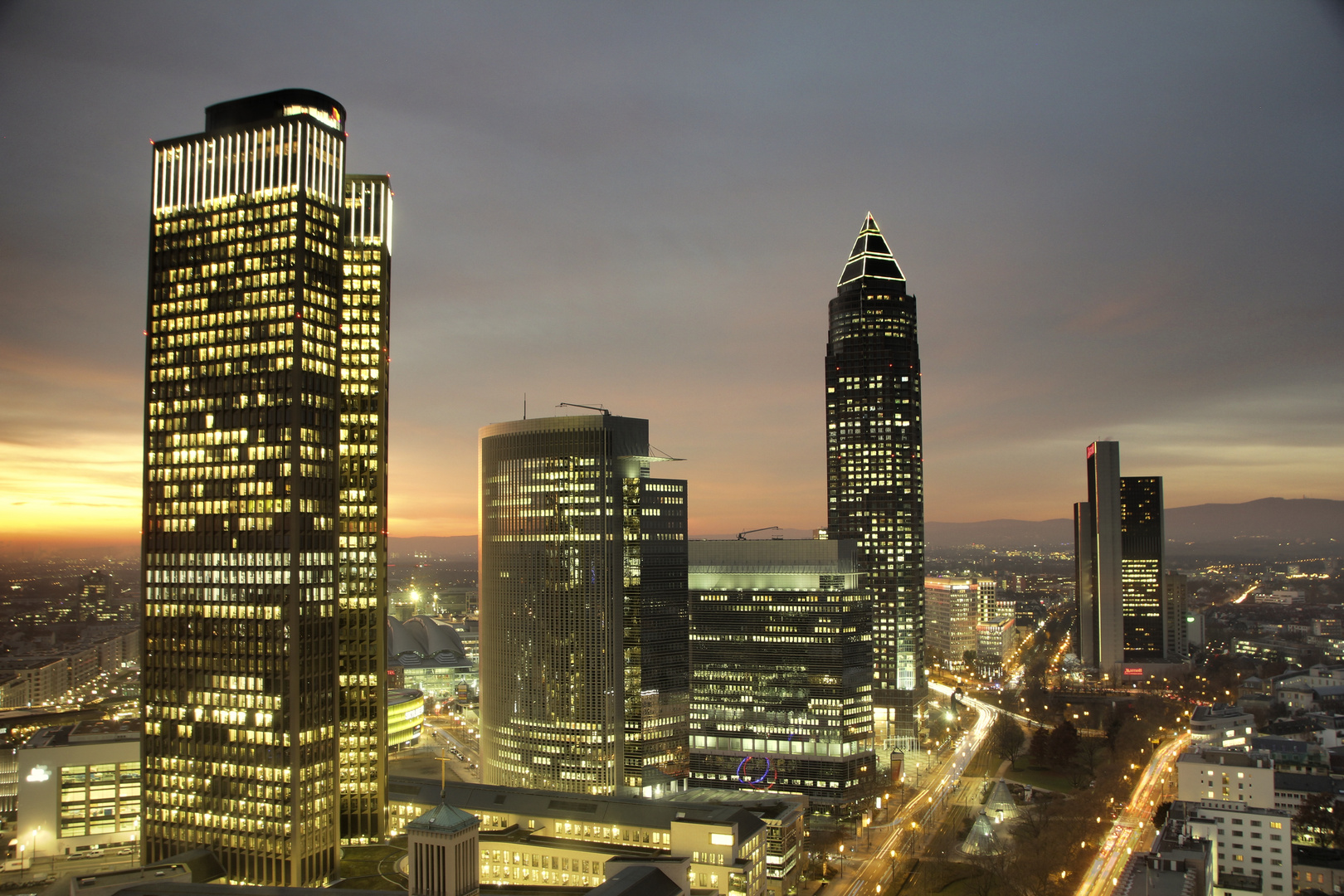 Skyline Frankfurt in der Dämmerung