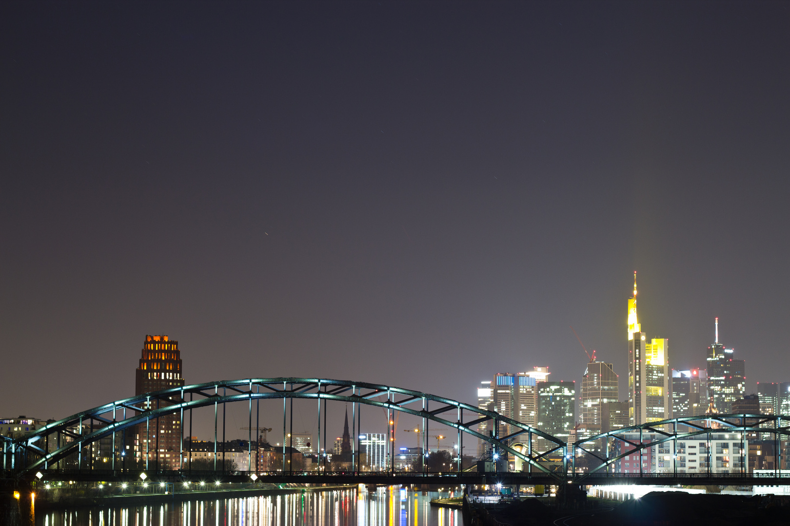 Skyline Frankfurt mit Brücke
