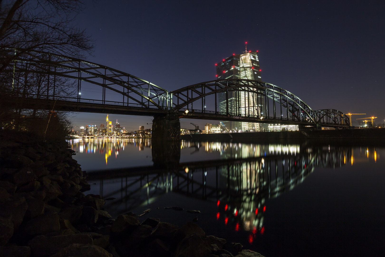 Skyline Frankfurt mit Deutschherrnbrücke