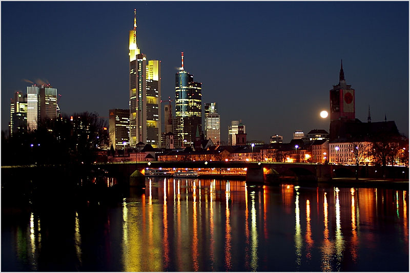 Skyline Frankfurt mit Vollmond