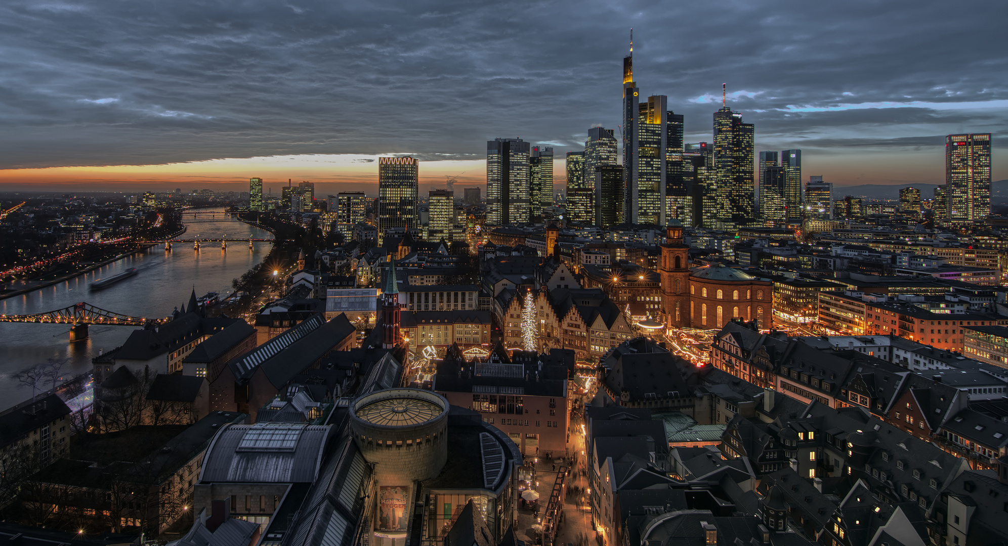 Skyline Frankfurt mit Weihnachtsmarkt HDR 2019