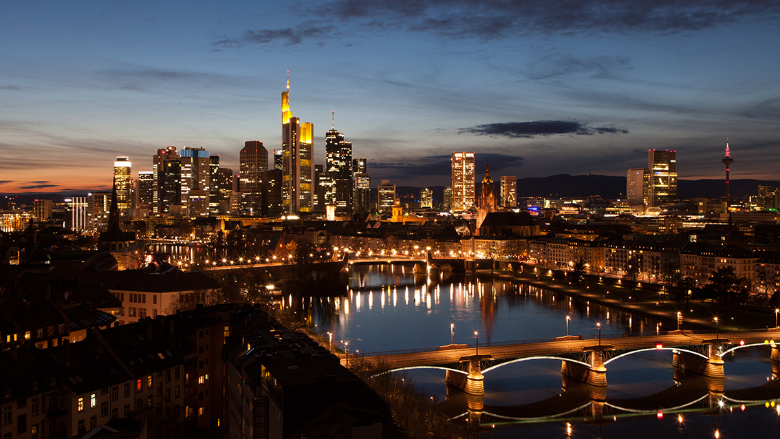 Skyline Frankfurt zur blauen Stunde