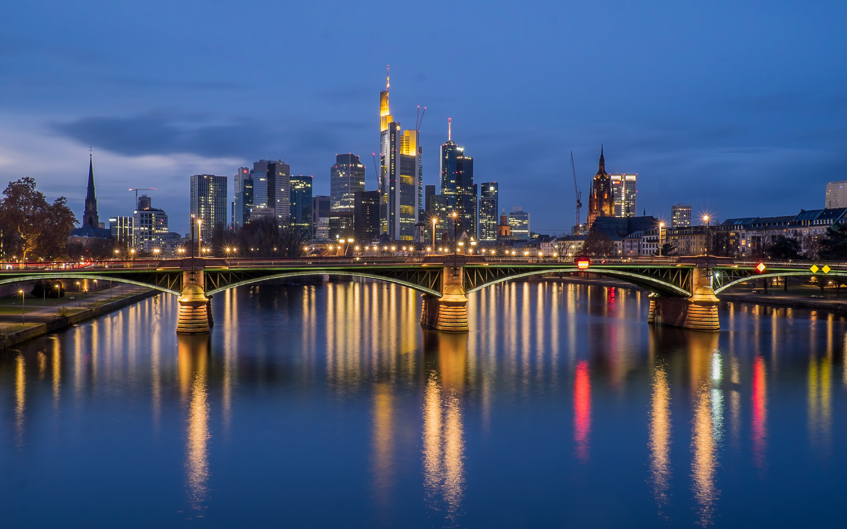 Skyline Frankfurt zur blauen Stunde