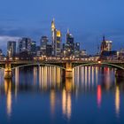 Skyline Frankfurt zur blauen Stunde