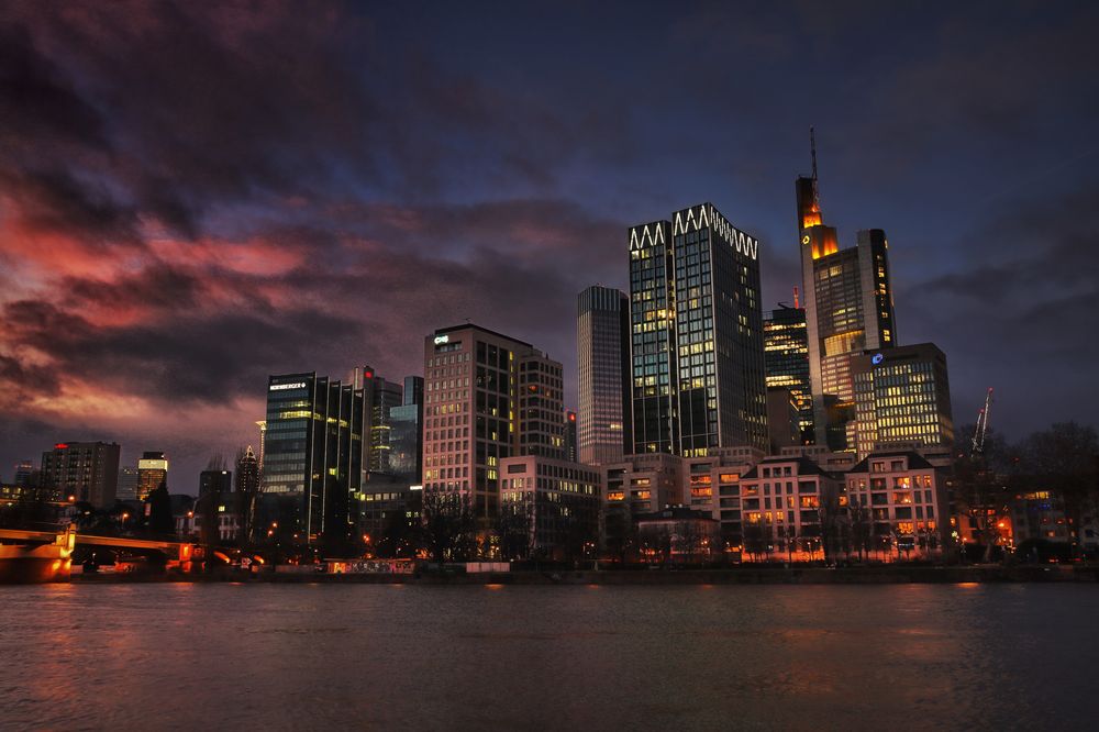 Skyline Frankfurt zur blauen Stunde ©