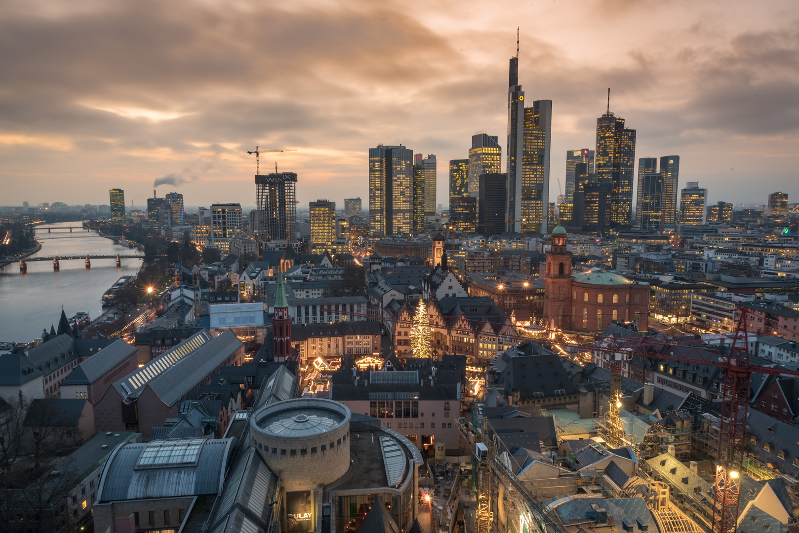 Skyline Frankfurt zur Weihnachten 2016 