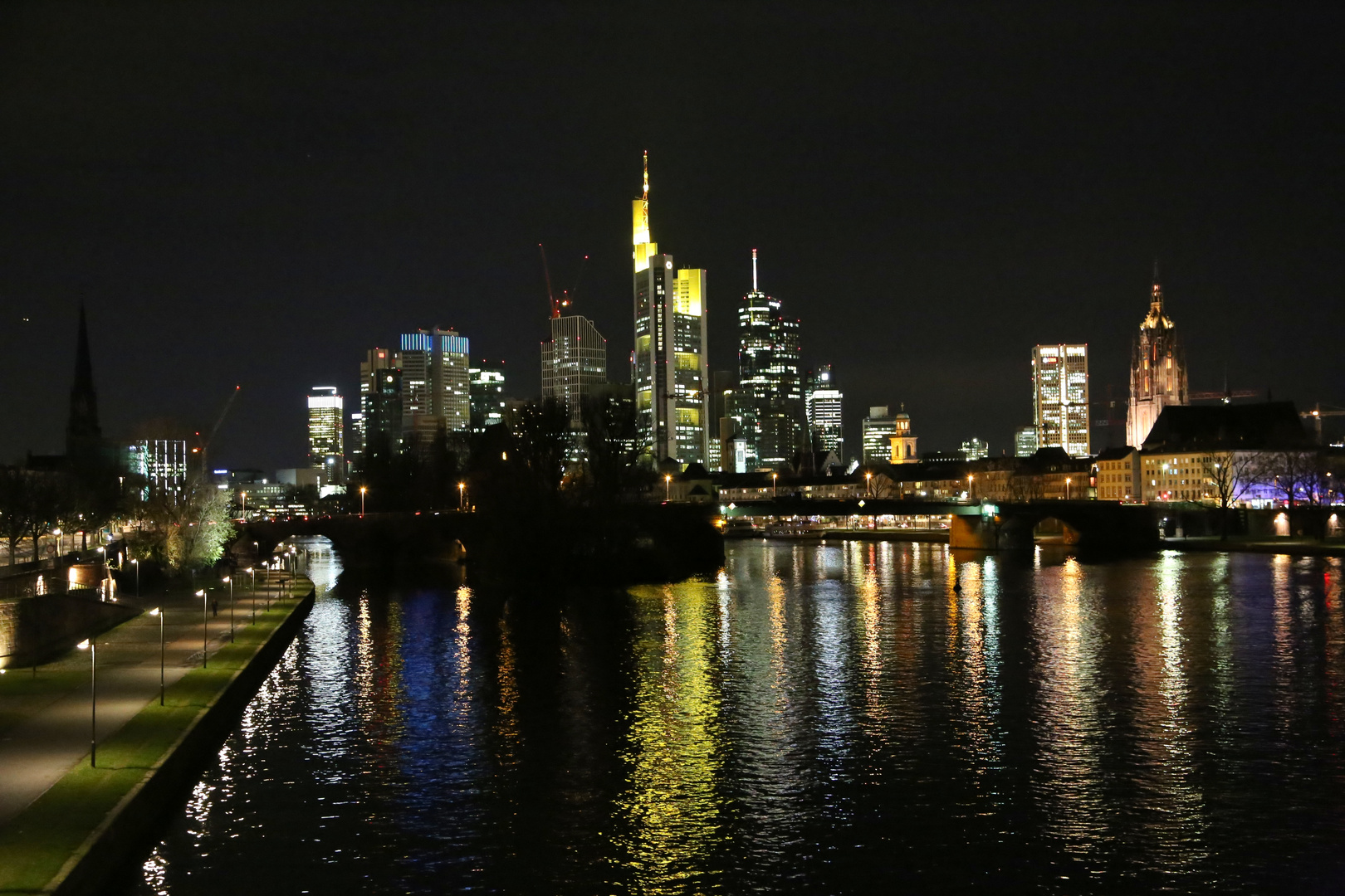 Skyline Frankfurt/Main mit Sachsenhäuser Ufer