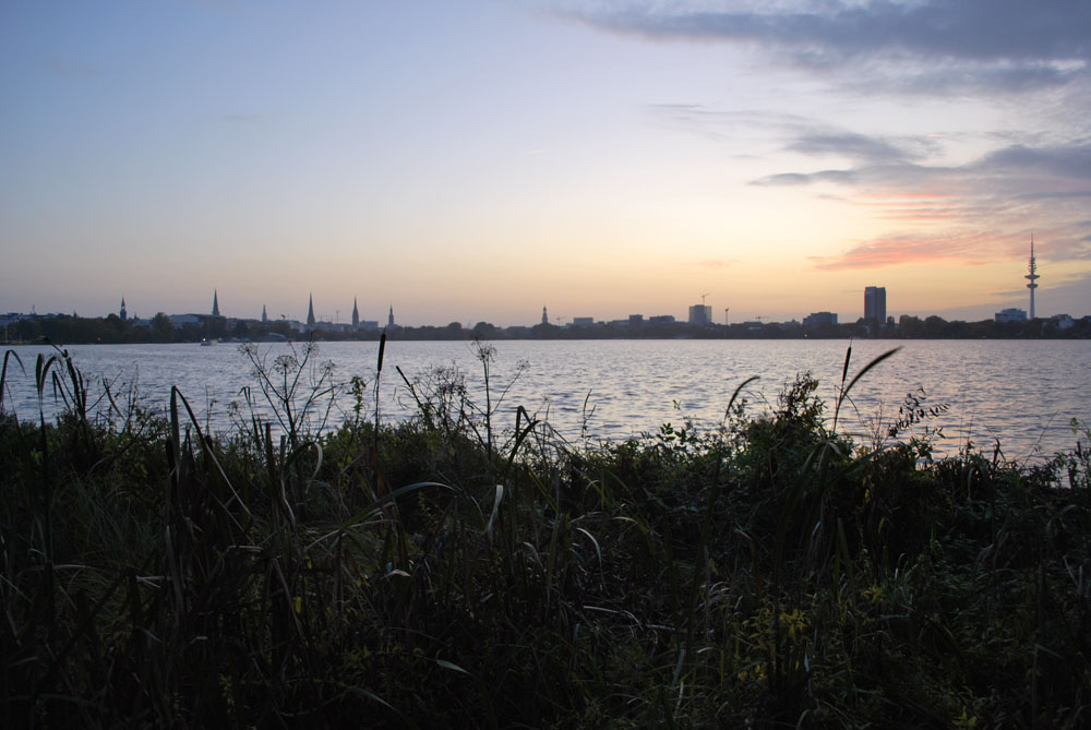 Skyline Hamburg von der Außenalster in die Innenstadt!