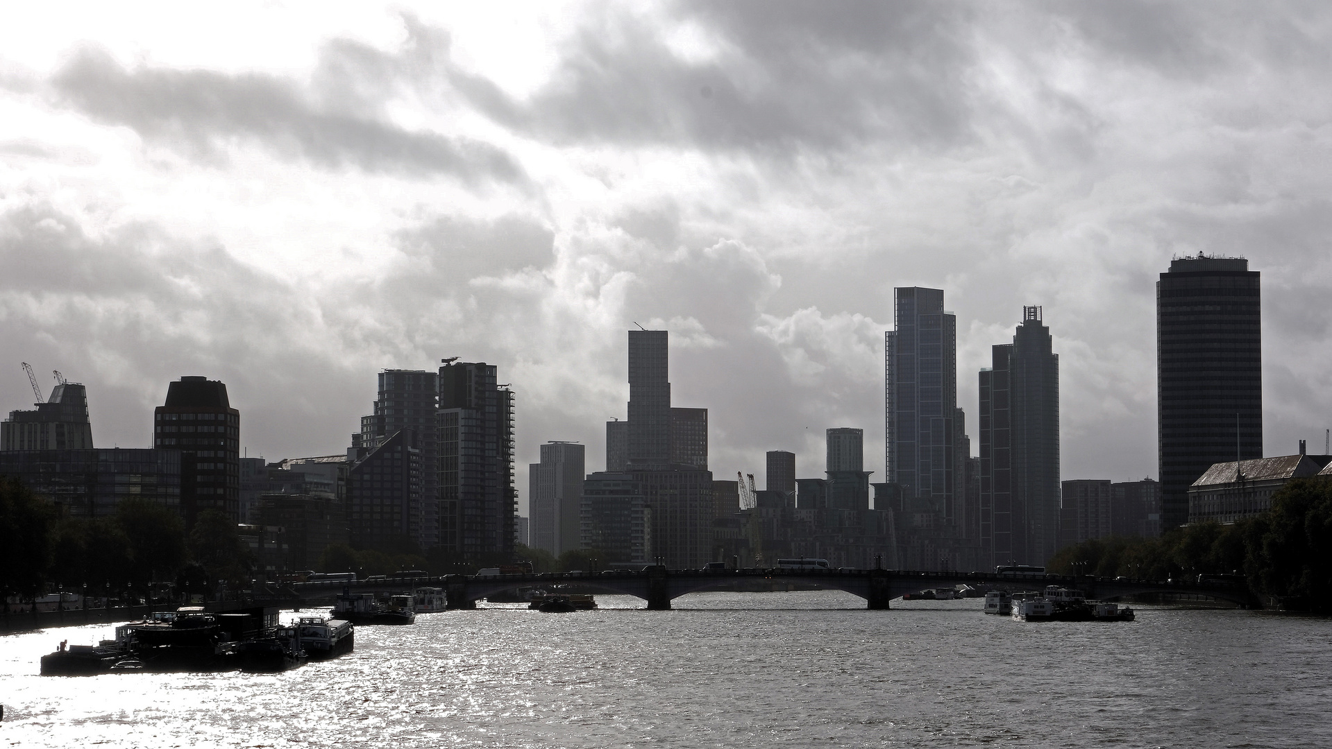 Skyline im Gegenlicht