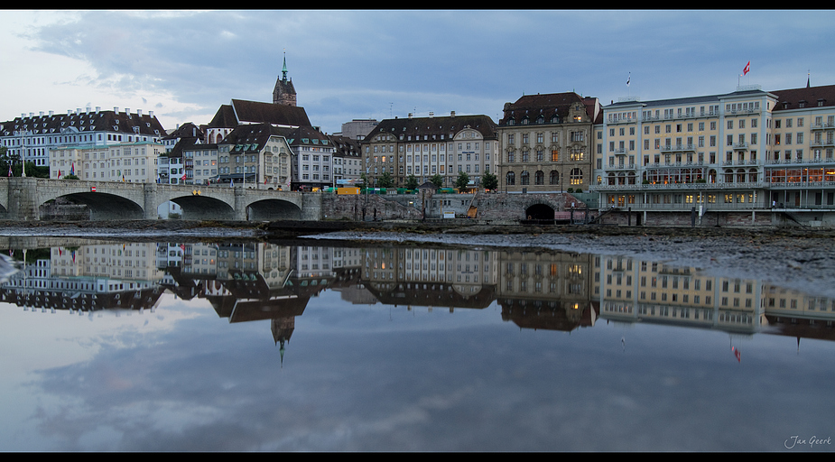 Skyline in der Pfütze