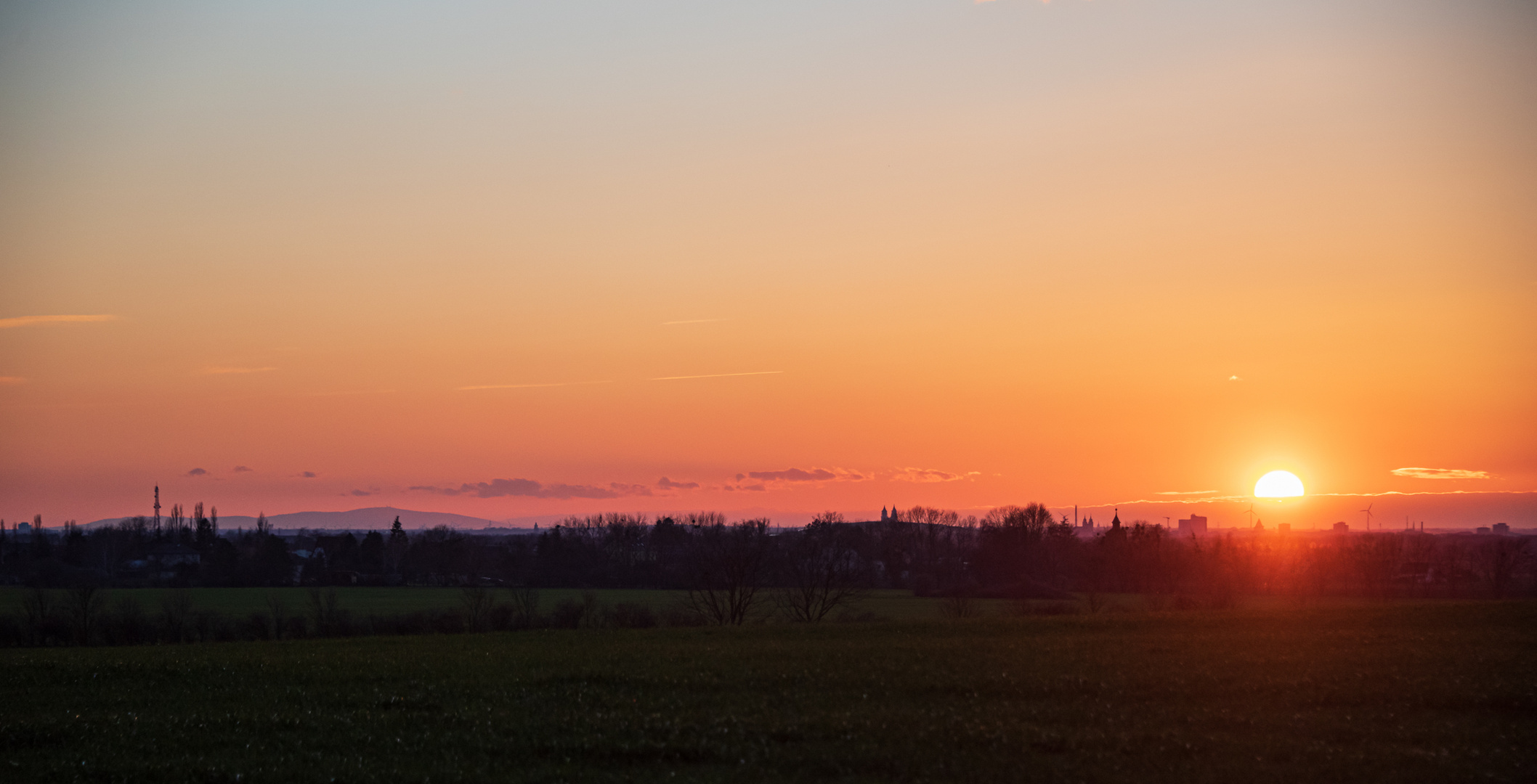 Skyline Magdeburgs mit dem Brocken